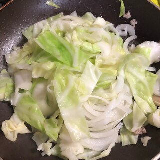 玉ねぎとキャベツの野菜炒め